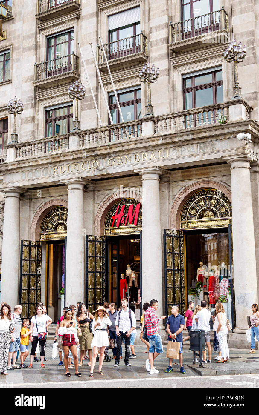 Barcellona Spagna,Catalonia Passeig de Gracia,Guess,quartiere degli affari,shopping,negozi,ingresso anteriore,H&M,donna,ragazza,teen,pedoni,ispanico,ES19082013 Foto Stock