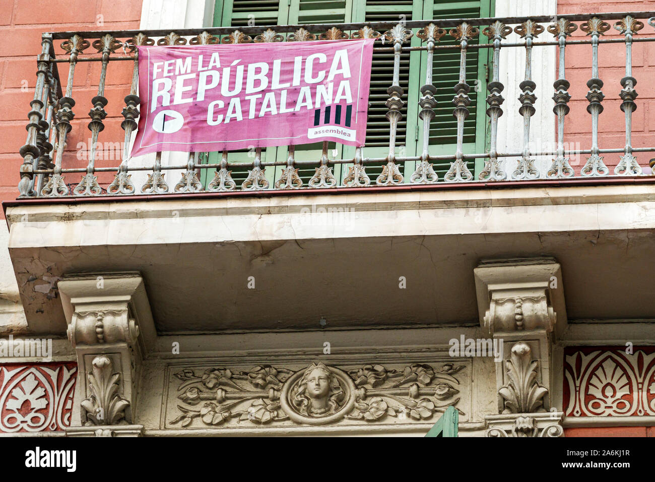 Barcellona Spagna,Catalonia Gracia,quartiere,balcone,movimento per l'indipendenza catalana,FEM la Republica Catalana,bandiera per le proteste politiche,ES190820138 Foto Stock