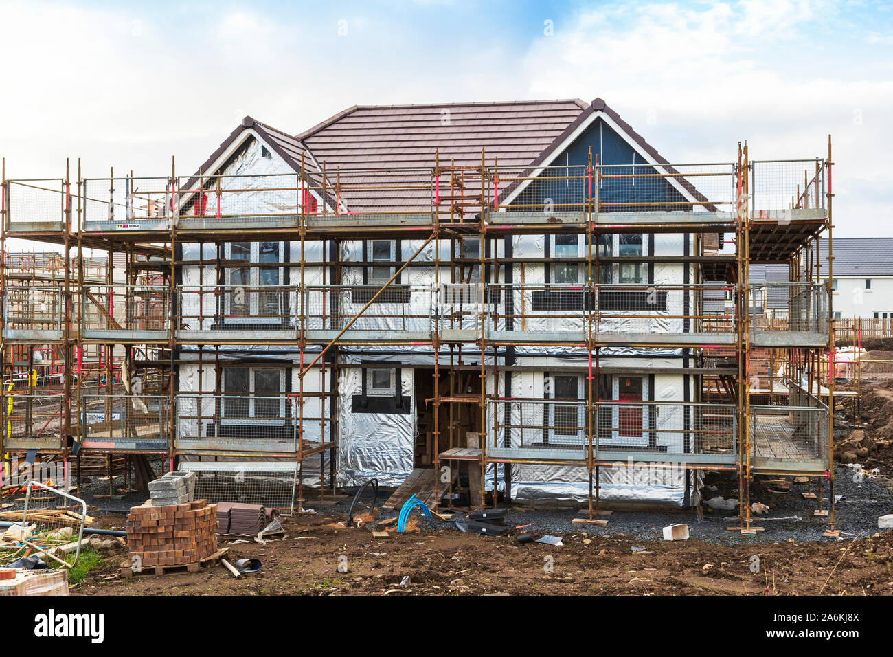 Nuova costruzione di casa in costruzione e circondato da impalcature, Stewart Milne cantiere vicino a Troon, Ayrshire, in Scozia Foto Stock