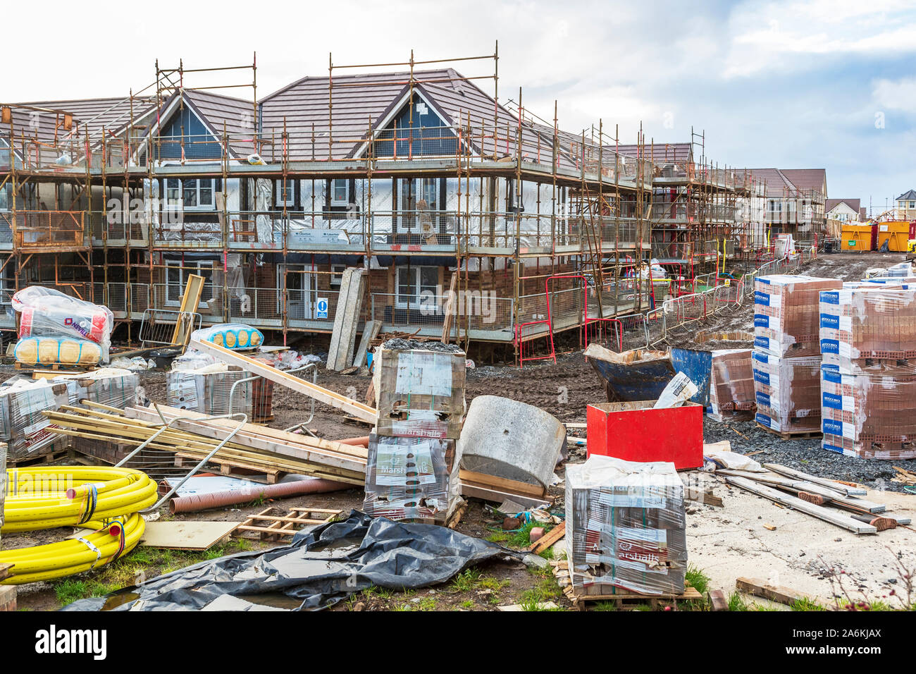 Nuova costruzione di case in costruzione su un sito gestito da Stewart Milne, Troon, Ayrshire, in Scozia, Regno Unito Foto Stock