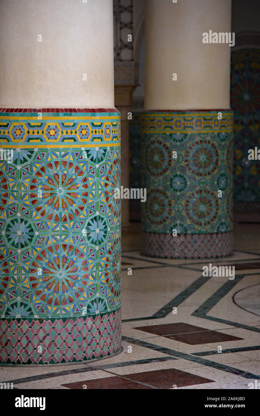 Dettagli di pilastri ornati che decorano il maschio abluzione camera al di sotto della grande moschea di Hassan II, Casablanca, Marocco, Africa del Nord. Foto Stock