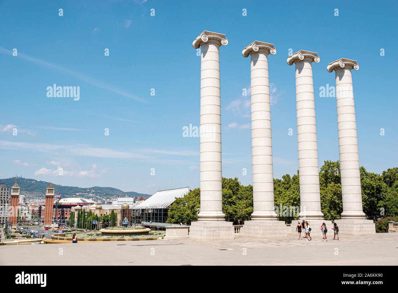 Barcellona Spagna,Catalonia Montjuic,Les Quatre Columnes,quattro colonne,monumento,simbolo di indipendenza catalana,repliche,di Josep Puig i Cadafalch,città skyli Foto Stock