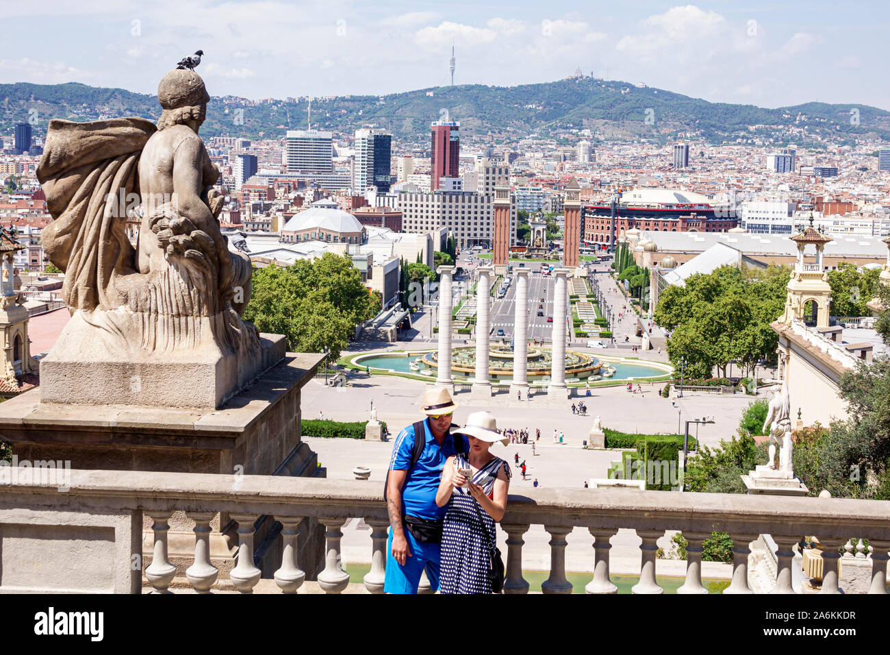 Barcellona Spagna,Catalogna Catalunya,Parc de Montjuic,Museu Nacional d'Art de Catalunya,Museo Nazionale d'Arte della Catalogna,si affaccia,skyline della città,uomini Foto Stock