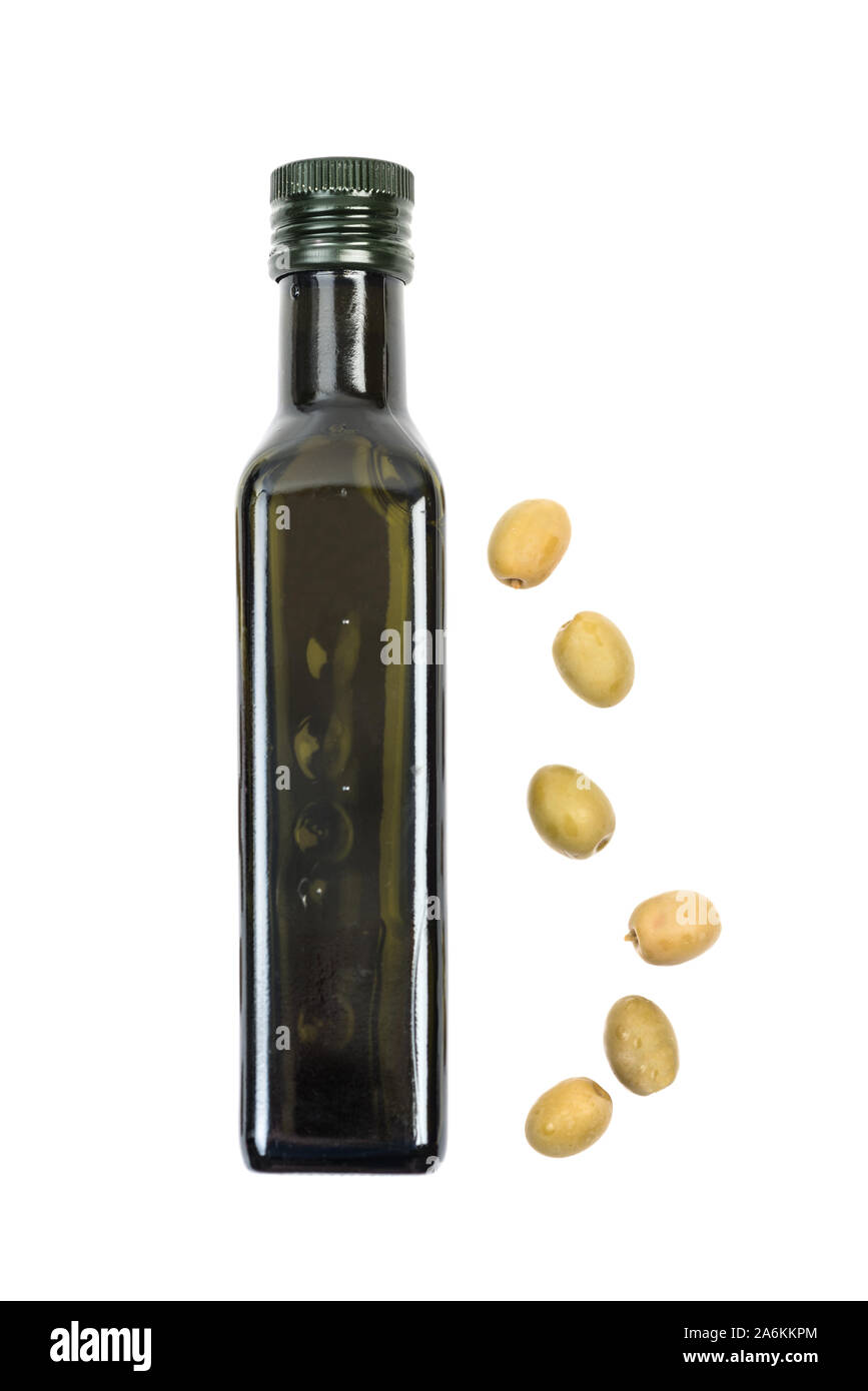Brown olive bottiglia di olio e olive frutti isolati su sfondo bianco. Prodotto mock up Foto Stock