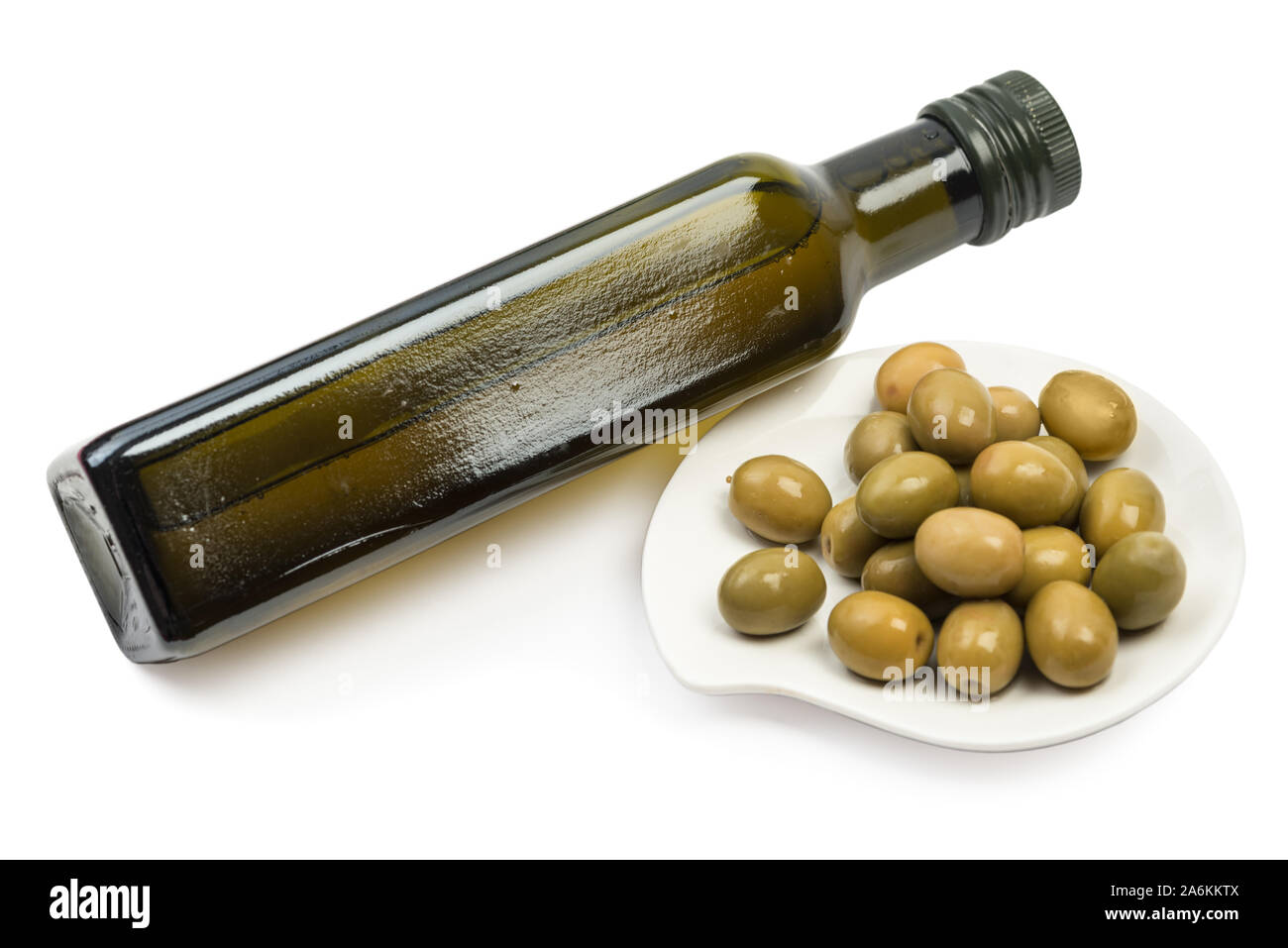 Brown olive bottiglia di olio e olive frutti in corrispondenza della piastra isolata su sfondo bianco con percorso di clipping. Prodotto mock up Foto Stock