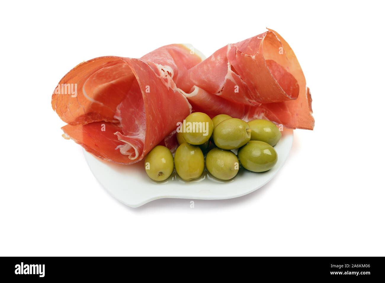 Jamon (secco sottili fette di prosciutto) con green olive marinate sul piatto piccolo antipasto spagnolo snack. Isolato su bianco con tracciato di ritaglio Foto Stock