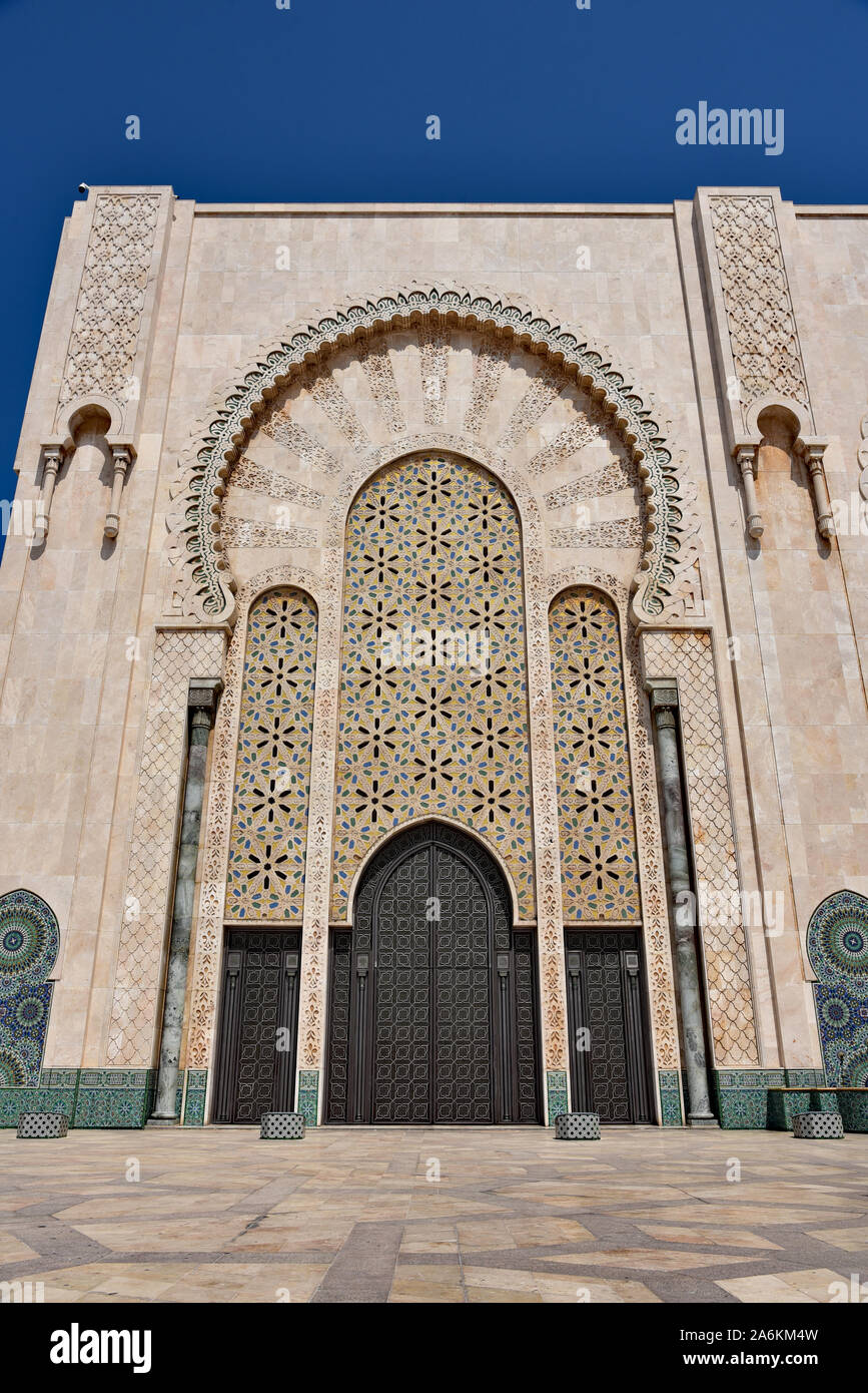 Preghiera hall ingresso della seconda più grande edificio religioso del mondo dopo la moschea di Mecca, la Moschea di Hassan II, Casablanca, Marocco, Africa. Foto Stock
