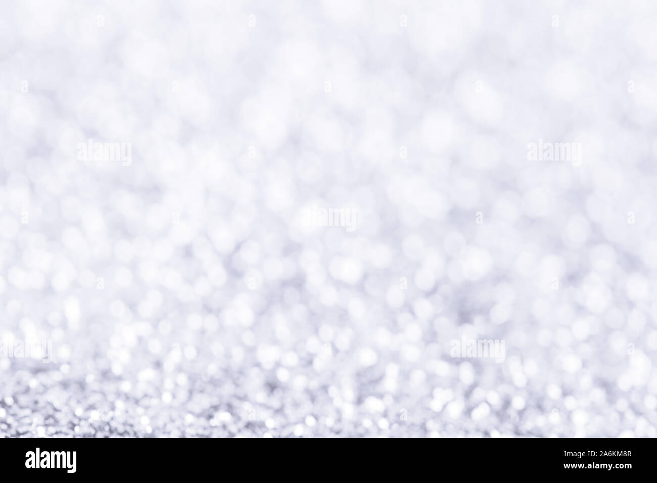 Abstract inverno natale luce blu con sfondo bokeh di fondo. Defocalizzata sparkle neve Foto Stock