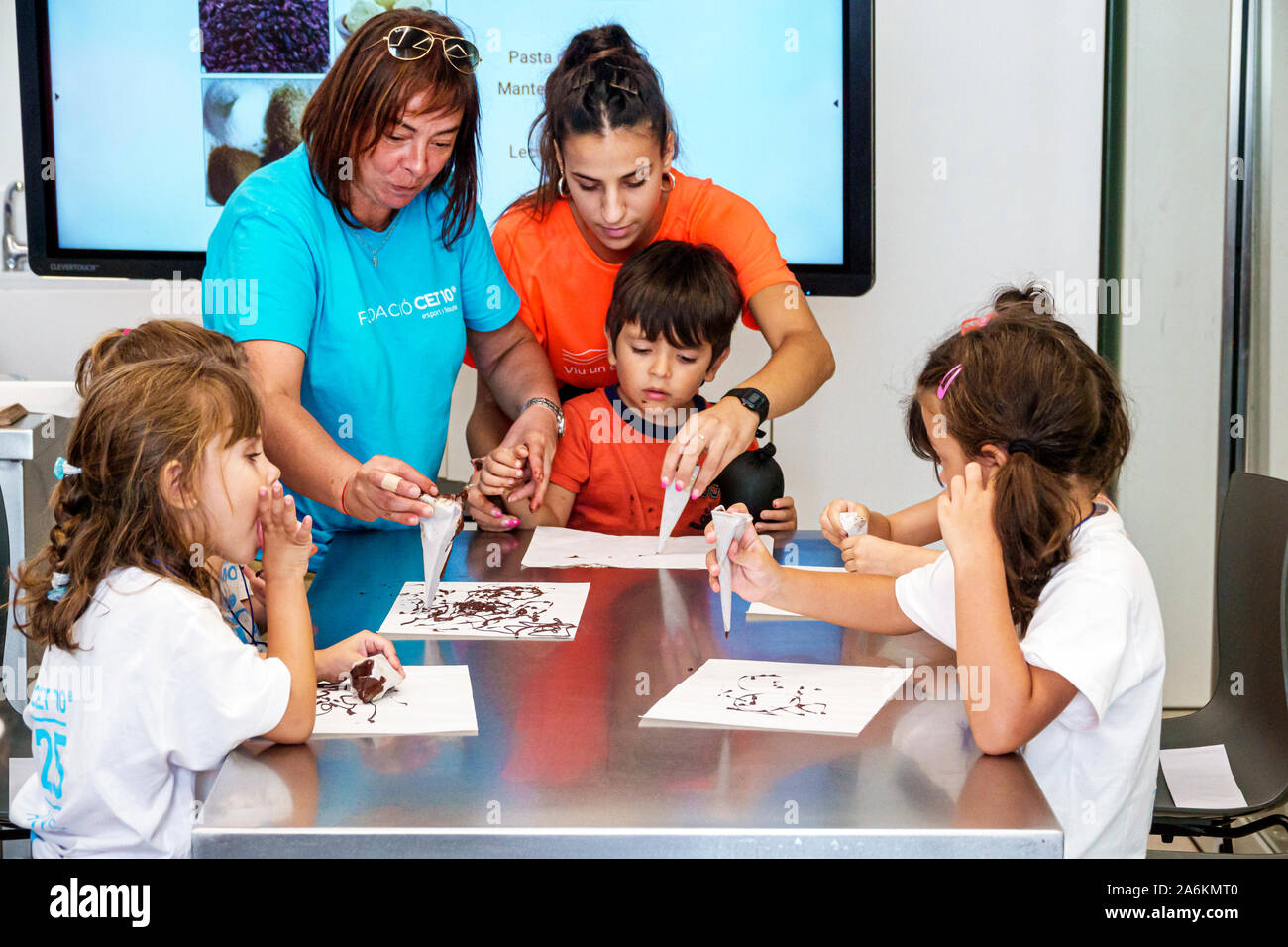 Barcellona Spagna,Catalonia El Born,quartiere storico,Ciutat Vella,Museu de la Xocolata,Museo del cioccolato,all'interno,dimostrazione cucina in aula,atto per bambini Foto Stock