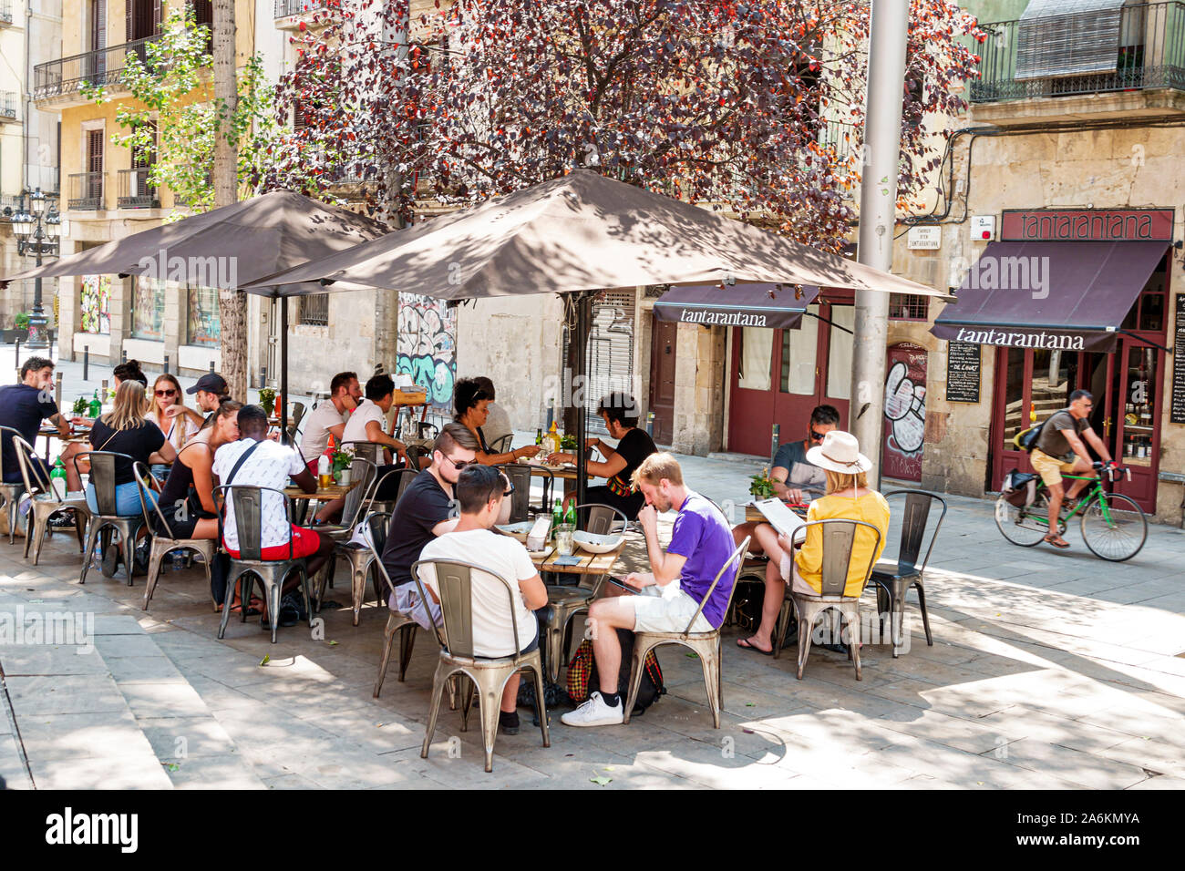 Barcellona Spagna,Catalonia El Born,quartiere storico,Ciutat Vella,Tantarantana, ristorante,caffetteria all'aperto,sala da pranzo all'aperto,tavoli,uomo,donna,ombrelli,HIS Foto Stock