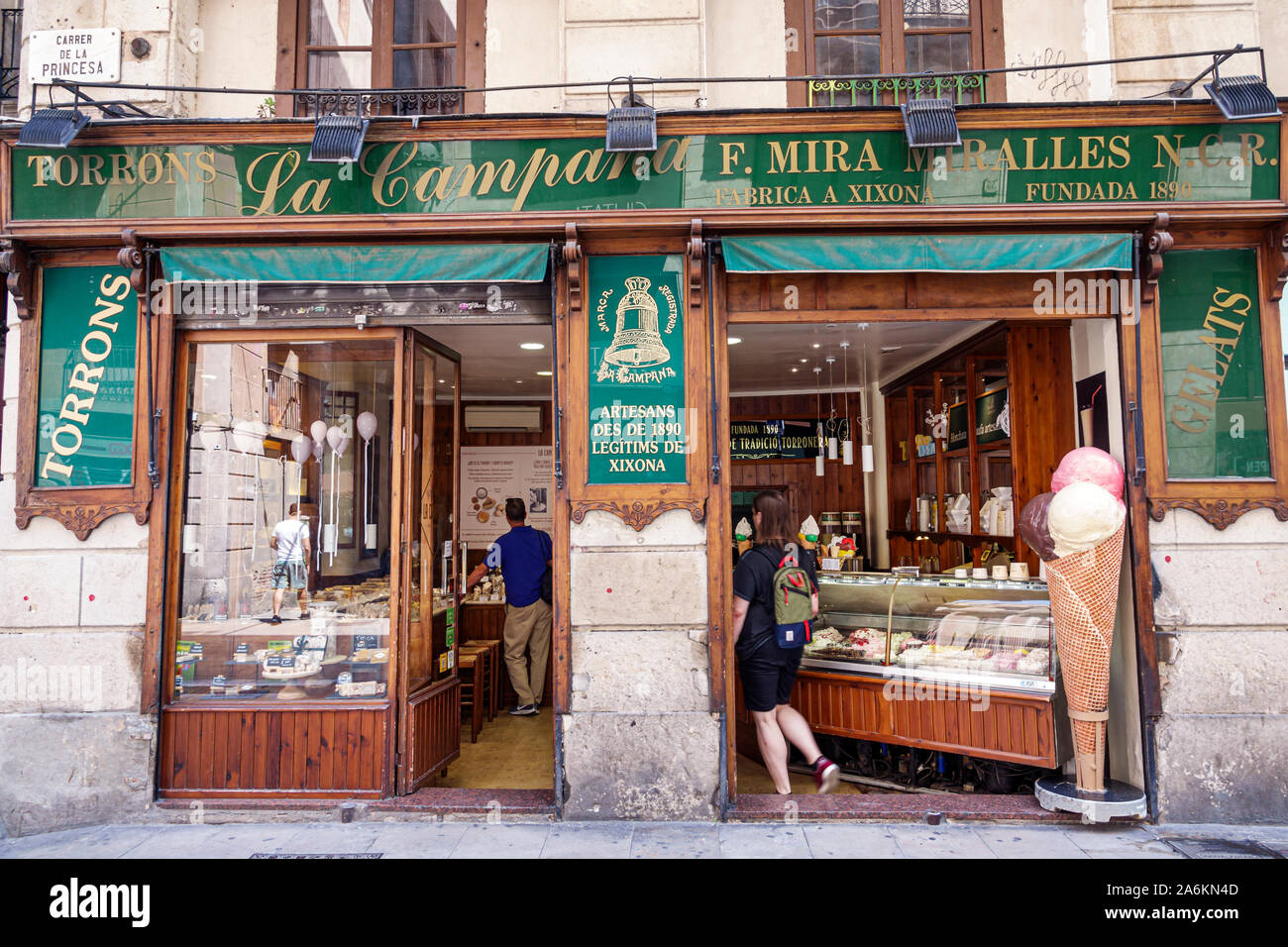 Barcellona Spagna,Catalonia El Born,quartiere storico,Ciutat Vella,Carrer de la Princesa,Torrons la Campana,gelateria,torrone fatto a mano,esterno,entr Foto Stock