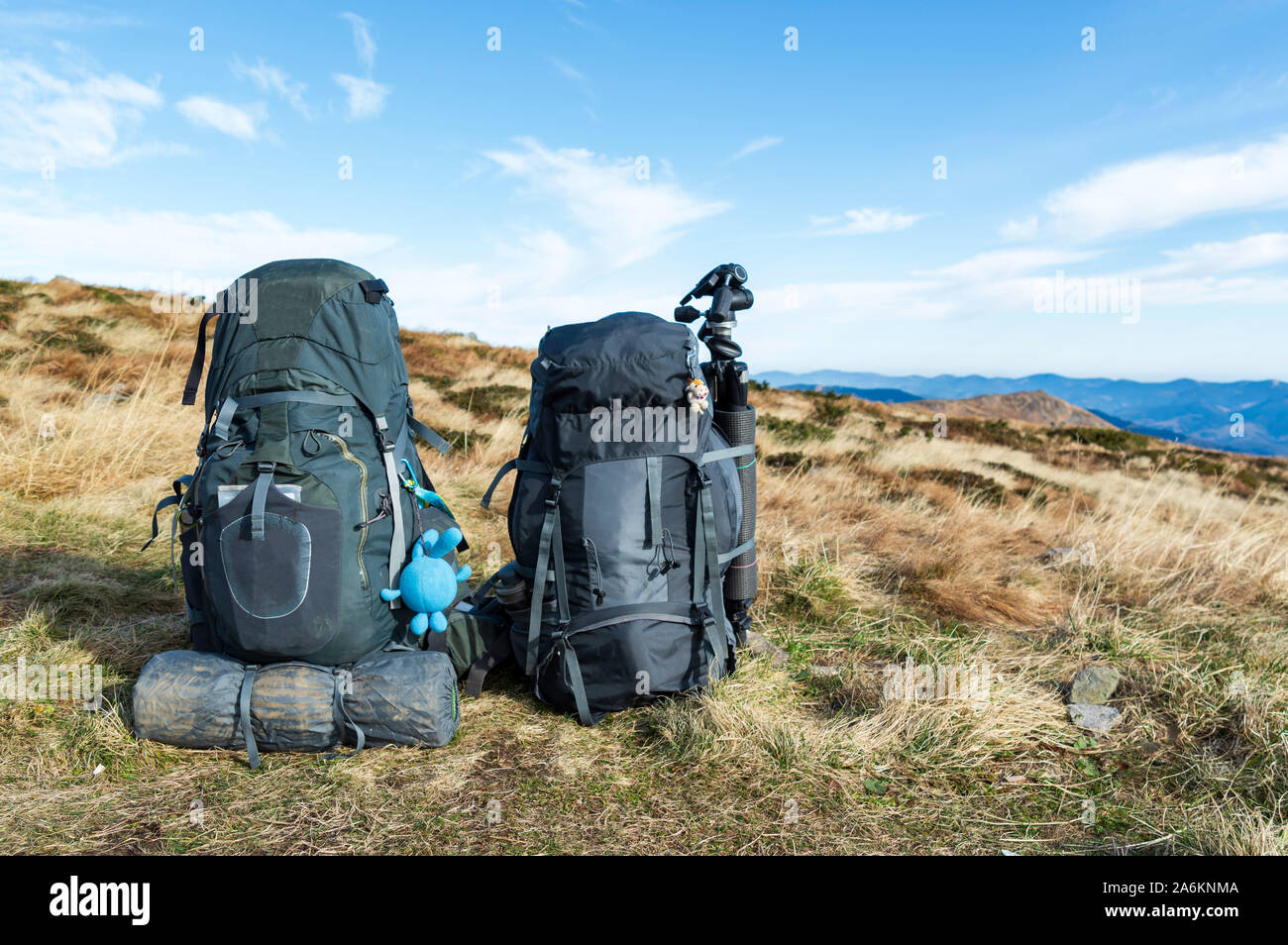 Due zaini trekking. Travel zaini su uno sfondo di montagne. Foto Stock