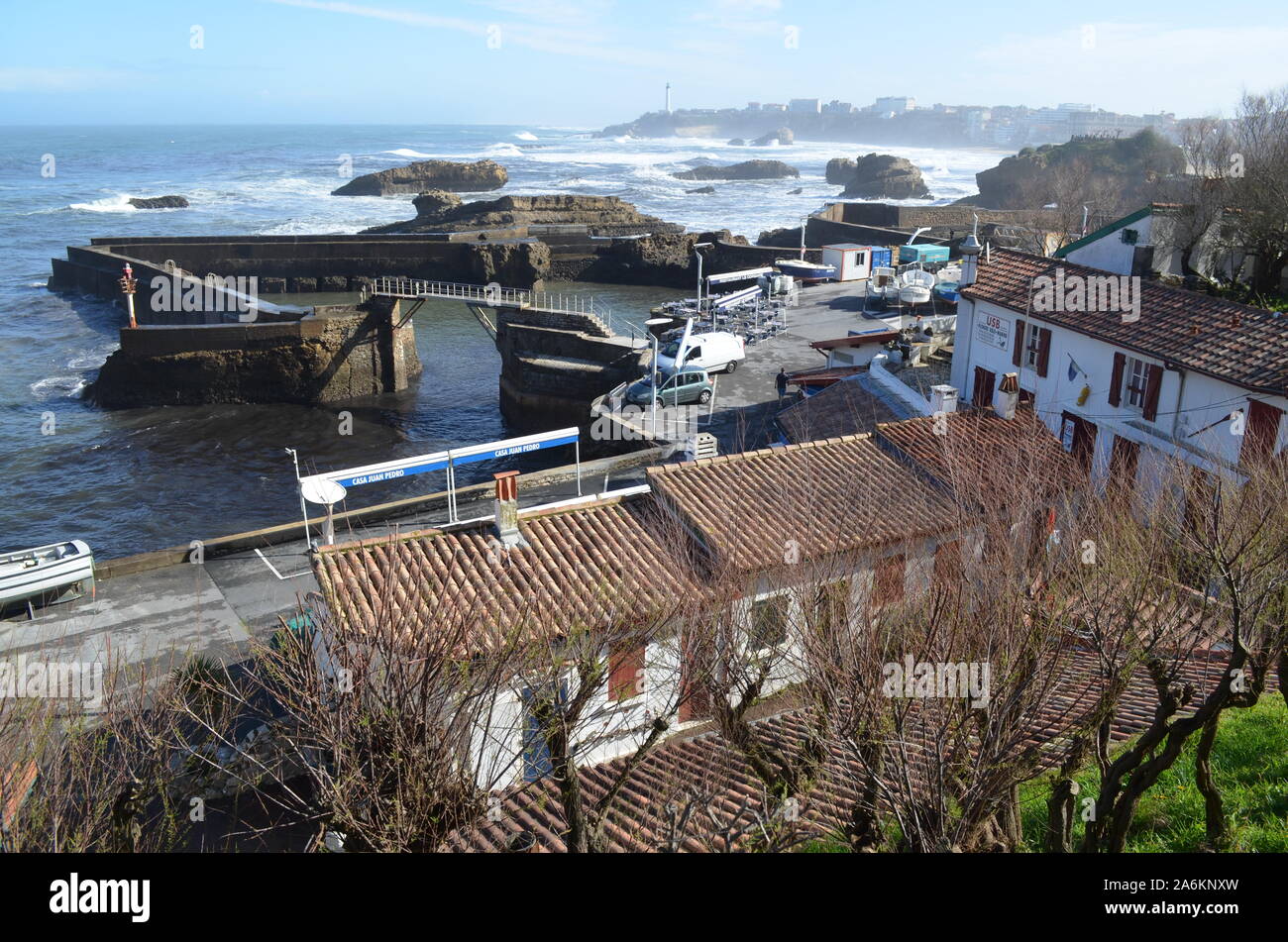 Visto sull'oceano dalle rive della città di Biarritz, nei Paesi Baschi in Francia. Foto Stock