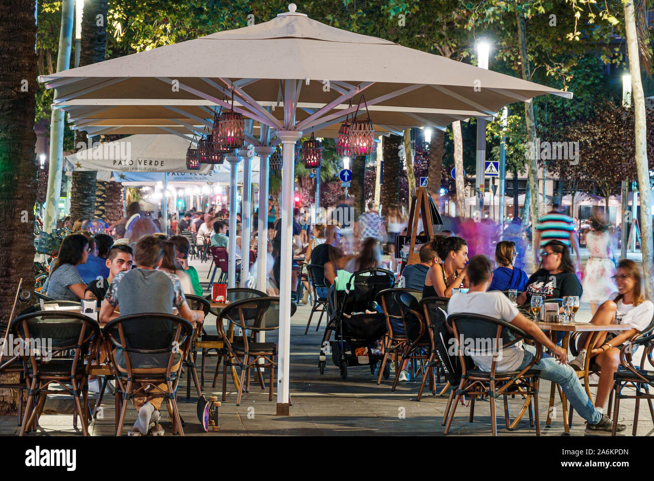 Barcellona Spagna, Catalonia Rambla de Poblenou, passeggiata pedonale, caffè marciapiede, ristorante, pranzo al fresco, bere, ombrelloni tavoli, notte, uomo, donna Foto Stock