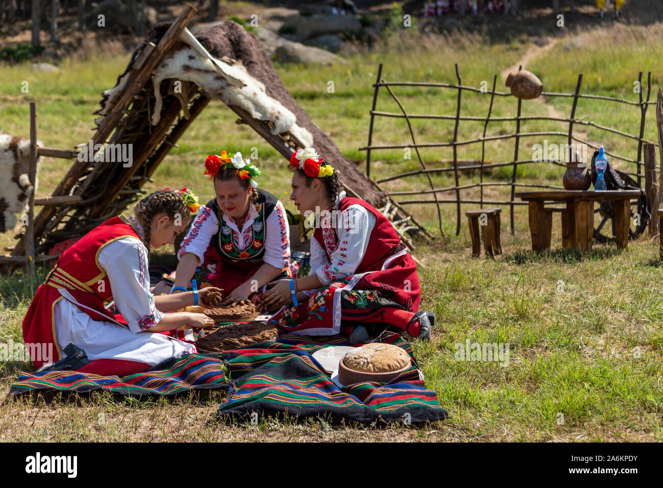 HISARYA, Bulgaria - 22 giugno 2019 - Le donne facendo tradizionale bulgara pentola per la cottura del pane chiamato podnik o podnitsa durante il festival Hajdut Gench Foto Stock