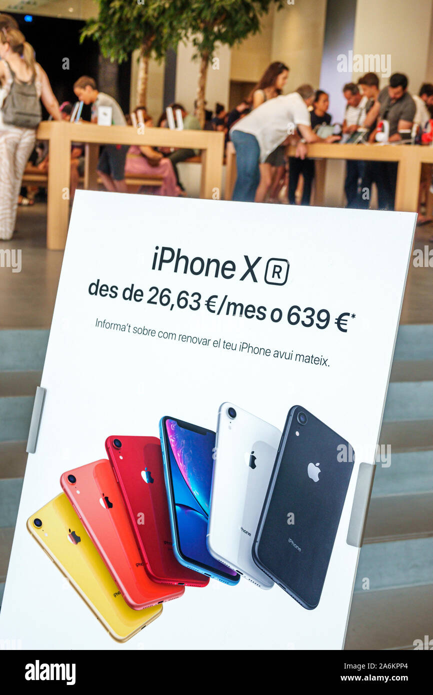 Barcellona Spagna,Catalonia Plaza Placa de Catalunya,Passeig de Gracia,Apple Store,interni,poster marketing prodotto,iPhone X,prezzo intero mensile, Foto Stock