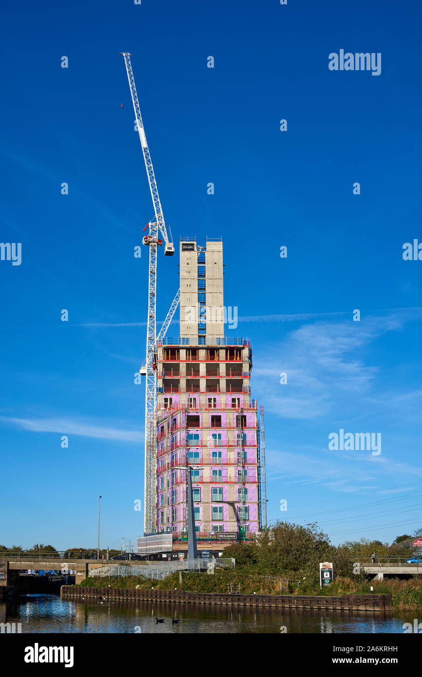 Il nuovo Hale Wharf appartamenti in costruzione a Tottenham bloccare sul fiume Lea, North London REGNO UNITO Foto Stock
