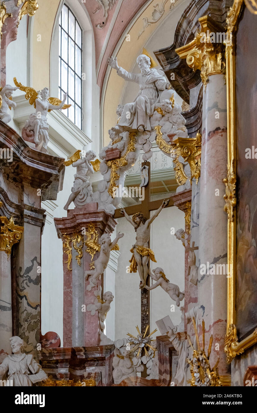 Dettaglio del rococò-style altare centrale di Vilnius della chiesa dello Spirito Santo con Cristo crocifisso e gli angeli che lo circonda. Foto Stock