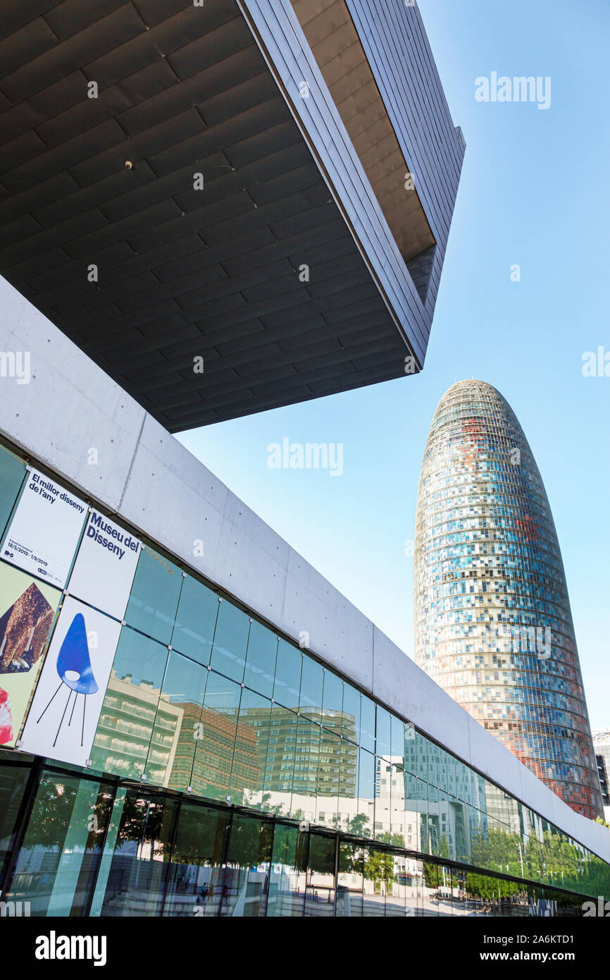 Barcellona Spagna,Catalonia Plaza Placa de les Glories,Museu del Disseny de Barcelona Design Museum,esterno,edificio DHUB,architettura,vista su Torre Agbar Foto Stock