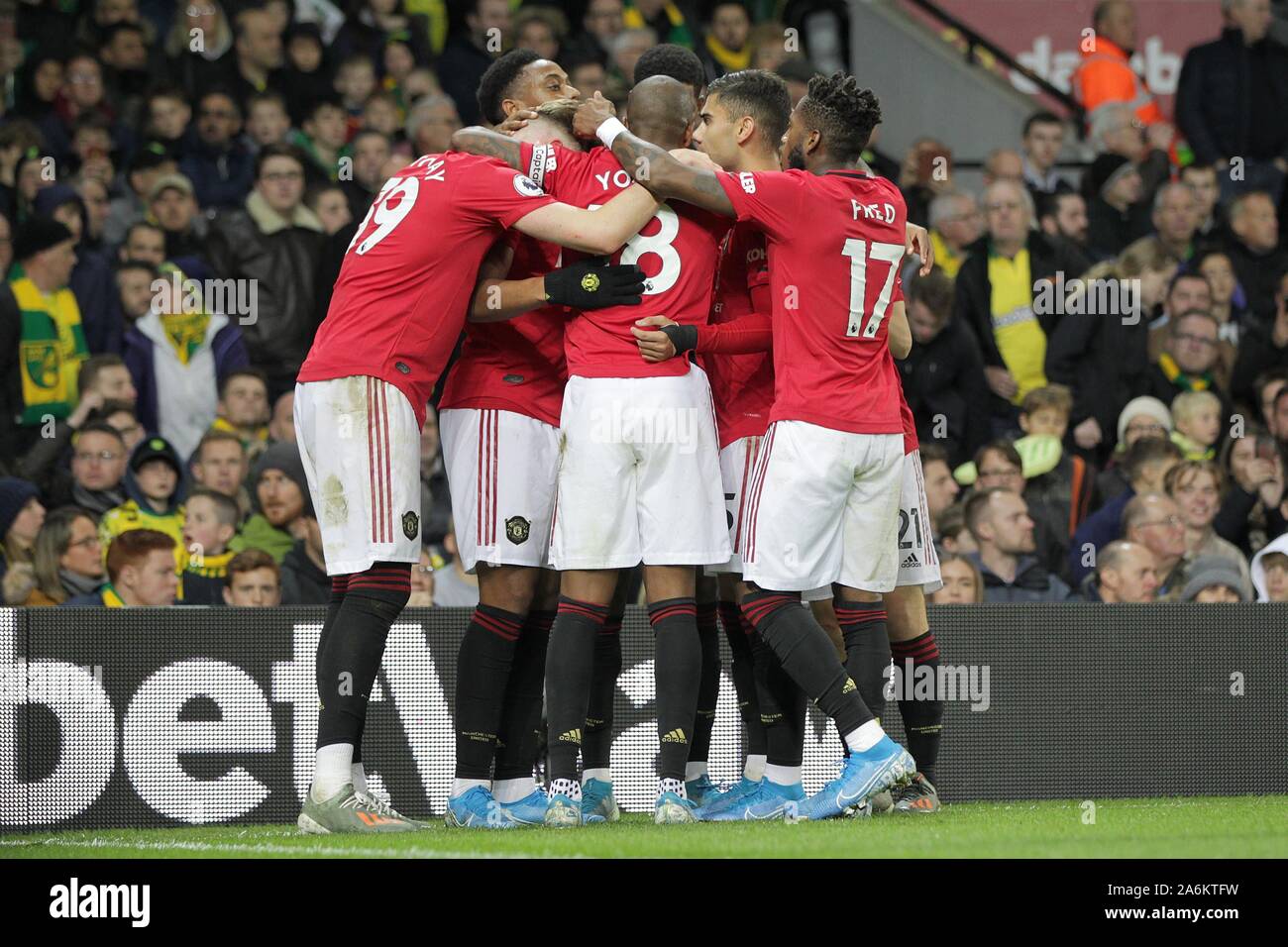Norwich, Regno Unito. 26 ott 2019. Il Manchester United celebrare dopo Anthony Martial (2 L) rigato per renderlo 3-0 durante il match di Premier League tra Norwich City e il Manchester United a Carrow Road il 27 ottobre 2019 a Norwich in Inghilterra. (Foto di Matt Bradshaw/phcimages.com) Credit: Immagini di PHC/Alamy Live News Foto Stock