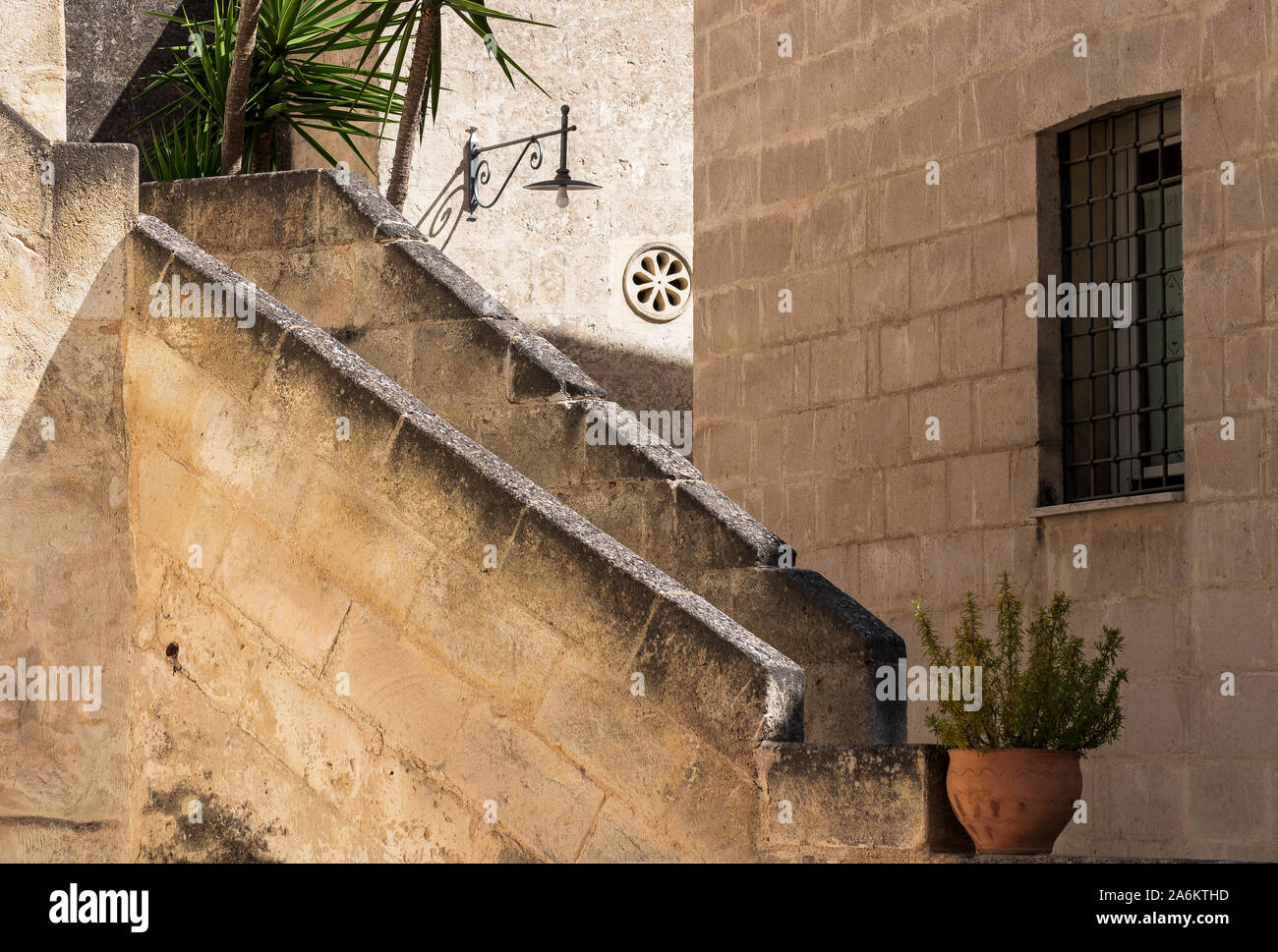 Scala con pentola di folwers alla antica città di Matera Foto Stock