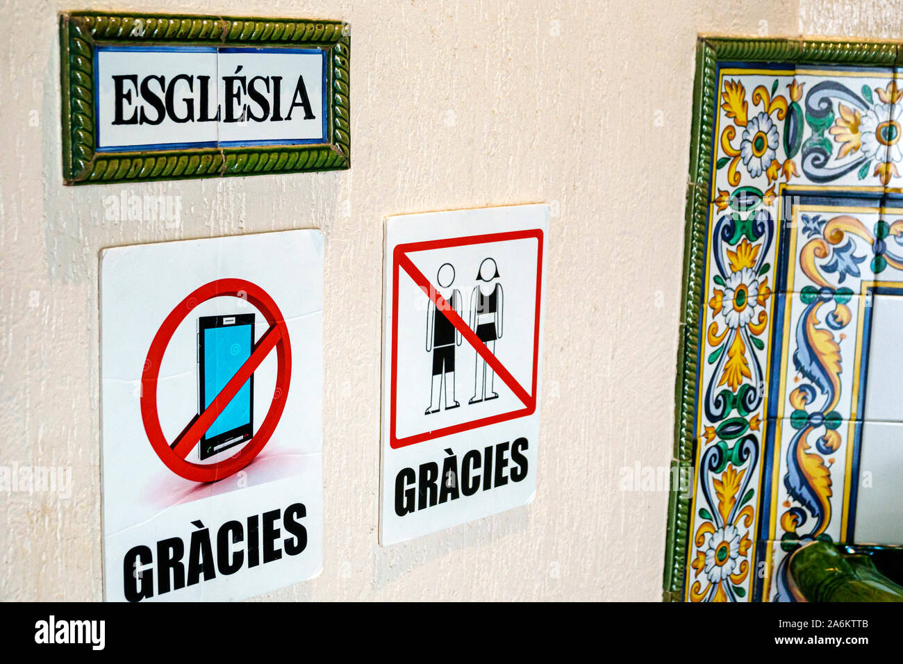 Barcellona Spagna,Catalonia Ciutat Vella,El Raval,Esglesia De Santa Maria De Montalegre,chiesa cattolica,ingresso,segno,no cellulari,no pantaloncini,att Foto Stock