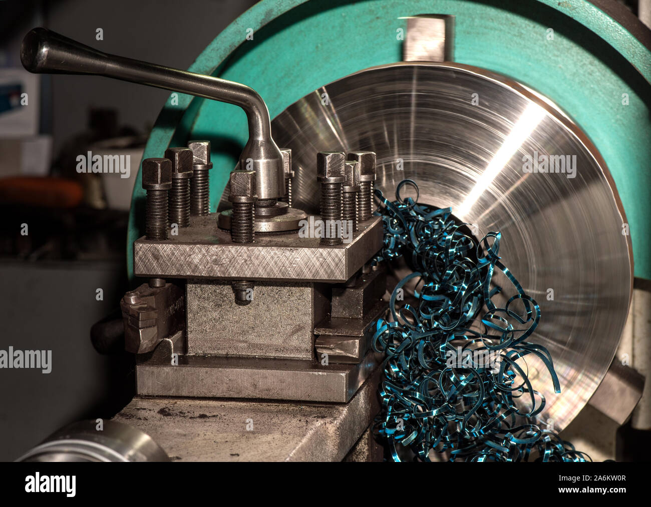 Tornitura di metallo in una fabbrica Foto Stock