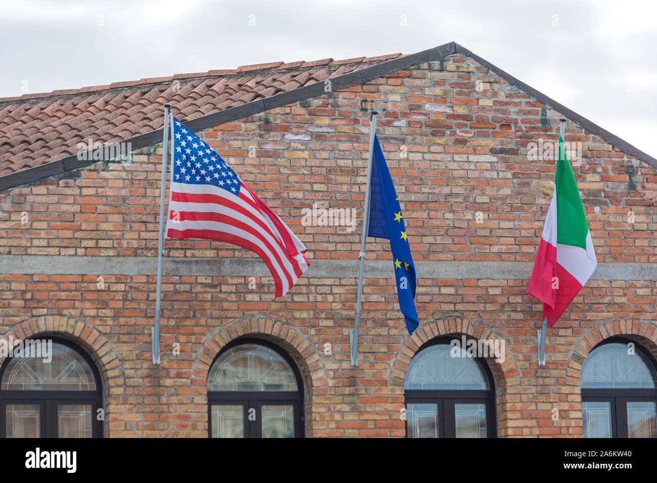 Stati Uniti e UE bandiere italiane in edificio di mattoni Foto Stock