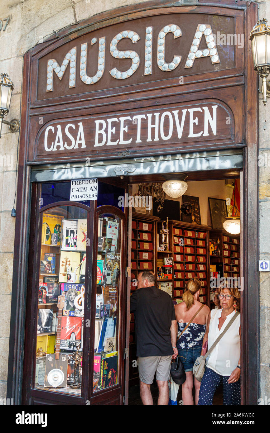 Barcellona Spagna,Catalonia Ciutat Vella,Barri Gotic,la Rambla,Casa Beethoven negozio di musica,ingresso,uomo,donna,partiture di spartiti di musica,ES190824107 Foto Stock