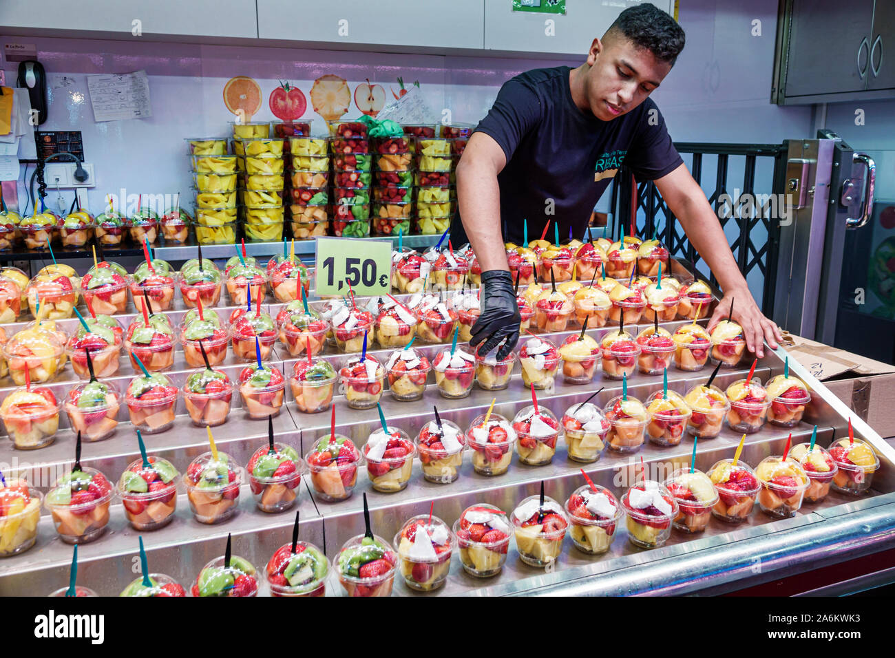 Barcellona Spagna,Catalonia Ciutat Vella,Barri Gotic,la Rambla,Mercat de la Boqueria,mercato pubblico,bancarella di vendita,tazze di frutta tagliate,vendita espositore,uomo,banco Foto Stock