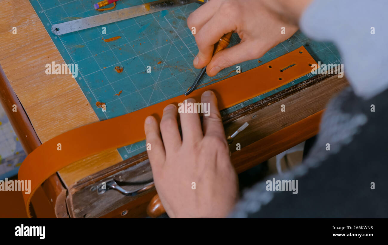 Skinner lavora con cintura in cuoio Foto Stock