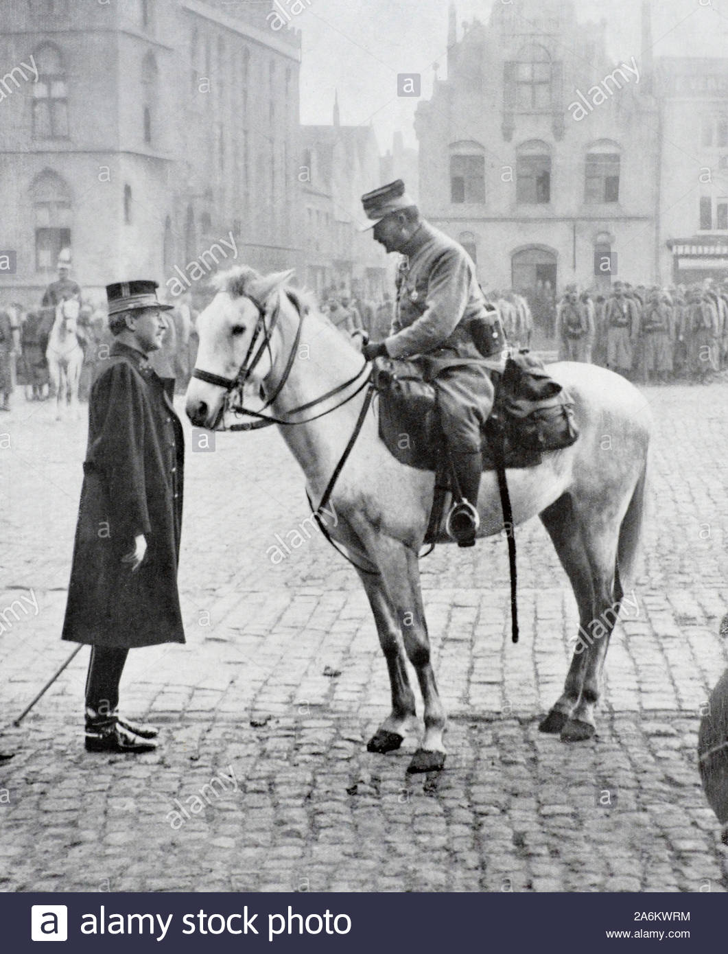 WW1 Re Alberto parlando con un funzionario a Furnes Belgio, vintage fotografia dal 1914 Foto Stock