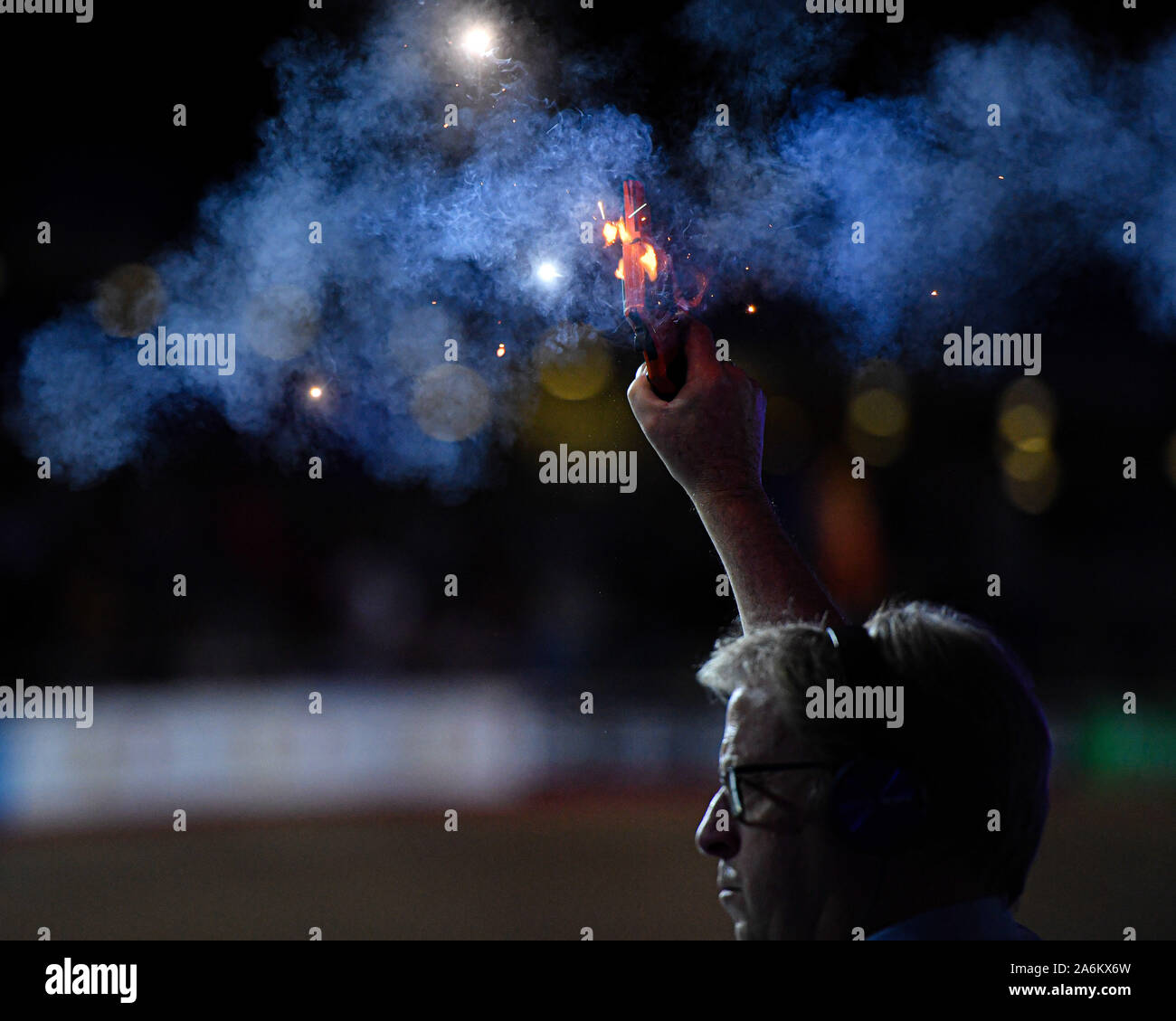 Londra, Regno Unito. 27 ott 2019. Gazzetta direttore di gara sparò la pistola durante il giorno 6 di Sei Giorni per Londra 2019 a Lee Valley VeloPark Domenica, 27 ottobre 2019 a Londra, Regno Unito. Credito: Taka Wu/Alamy Live News Foto Stock