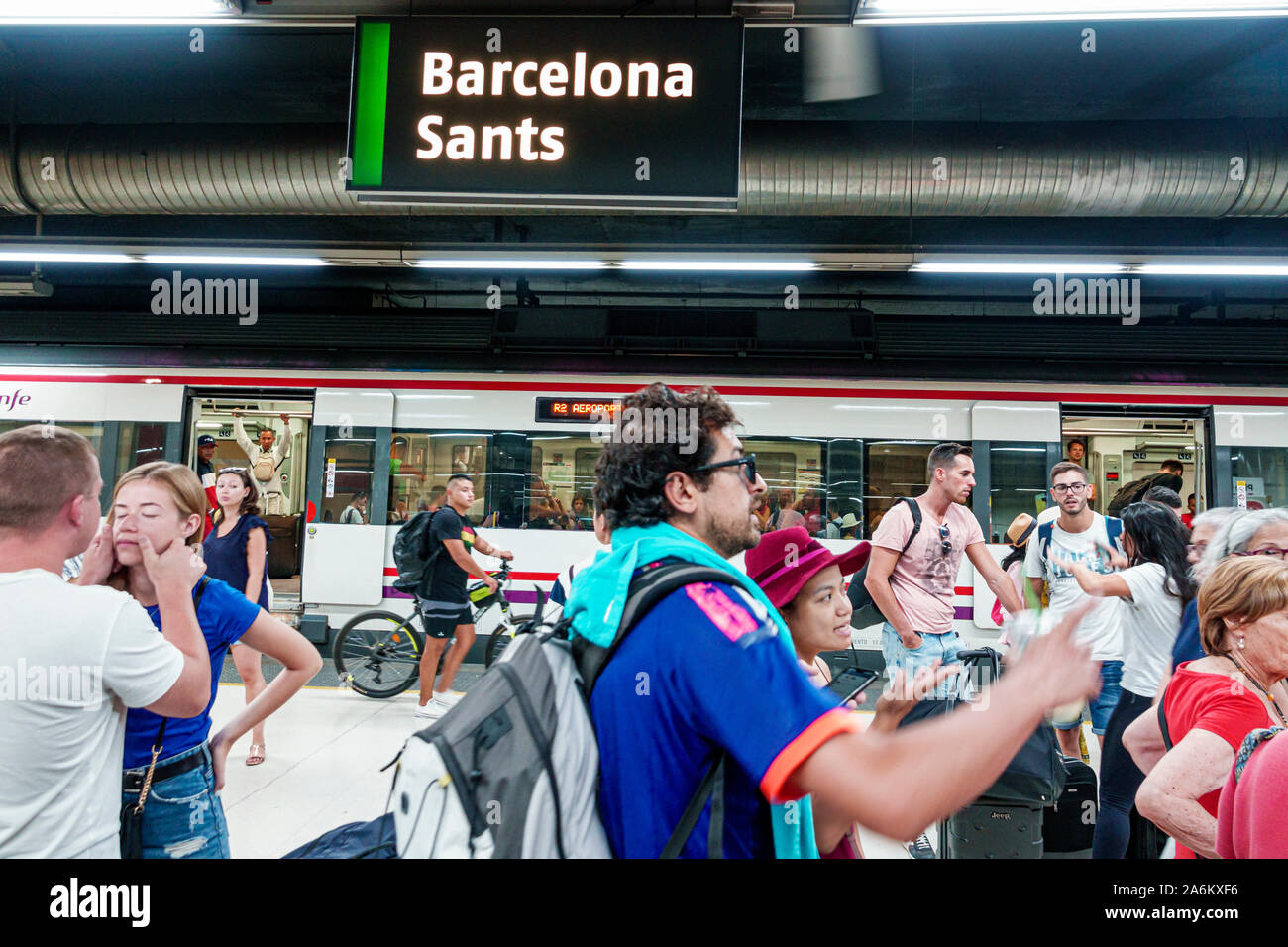 Barcellona Spagna,Catalogna Catalunya,Barcellona-Sants stazione ferroviaria Renfe,interno,interno,interno,piattaforma,treno,passeggeri passeggeri ride Foto Stock