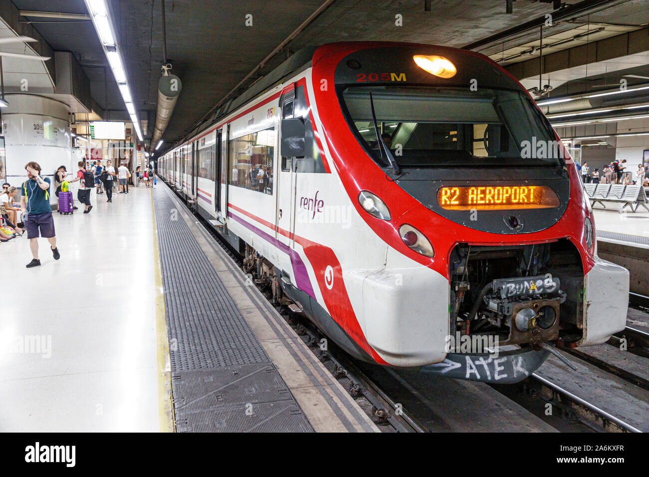 Barcellona Spagna,Catalonia Barcelona-Sants Renfe stazione ferroviaria, interno, piattaforma, binari, capolinea, treno, R2 aeroporto diretto, ES190825050 Foto Stock