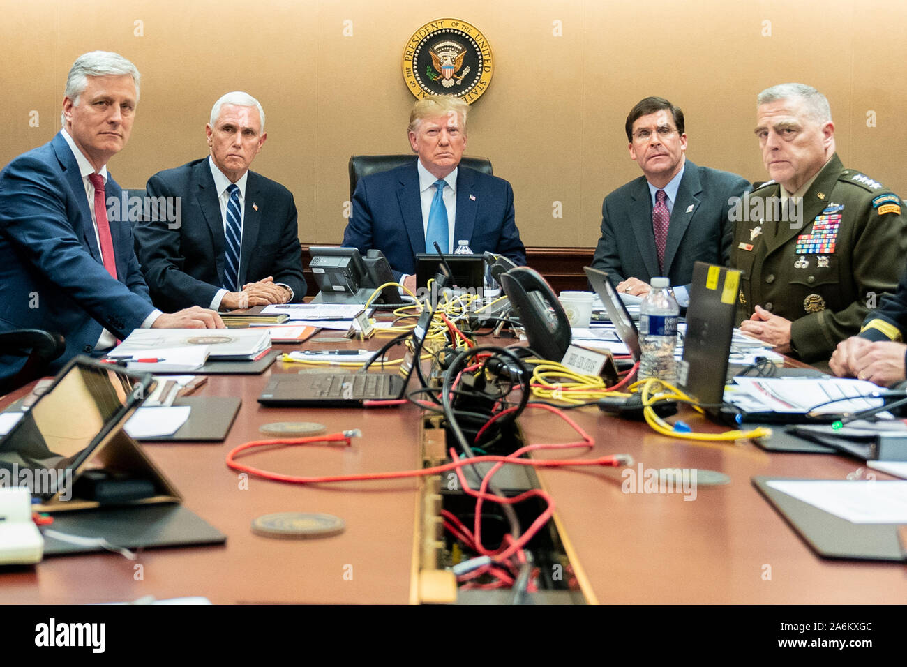 Washington DC, Stati Uniti d'America. 27 ott 2019. Presidente Trump è raffigurato nella situazione stanza della casa bianca il 26 ottobre 2019, il monitoraggio degli sviluppi in U.S. Forze per le operazioni speciali condotta a catturare o uccidere la missione in Siria contro ISIS leader Abu Bakr al-Baghdadi. Vice Presidente Mike Pence, lungo con National Security Advisor Robert O'Brien, sinistra; Segretario della Difesa Mark Esper e Presidente del Comune di capi di Stato Maggiore degli Stati Uniti Generale dell esercito Mark A. Milley, destra, erano tutti presenti al momento. Trump successivamente confermato che il leader di ISIS è stato ucciso insieme con gli altri durante due ore di Foto Stock