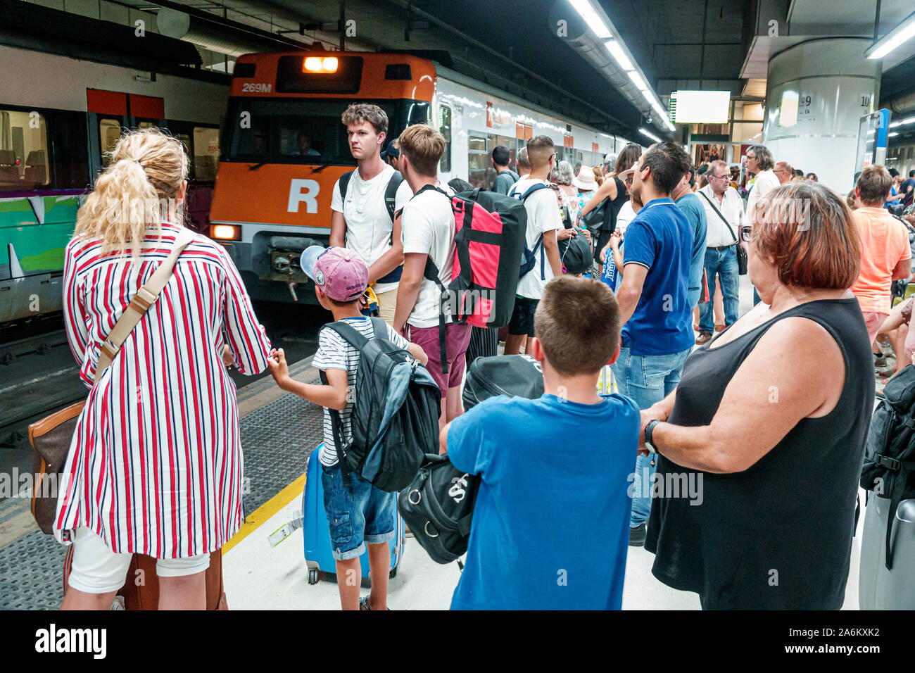 Barcellona Spagna,Catalogna Catalunya,Barcellona-Sants stazione ferroviaria Renfe,interno,interno,interno,in attesa,piattaforma,affollato,treno,passe passeggeri Foto Stock