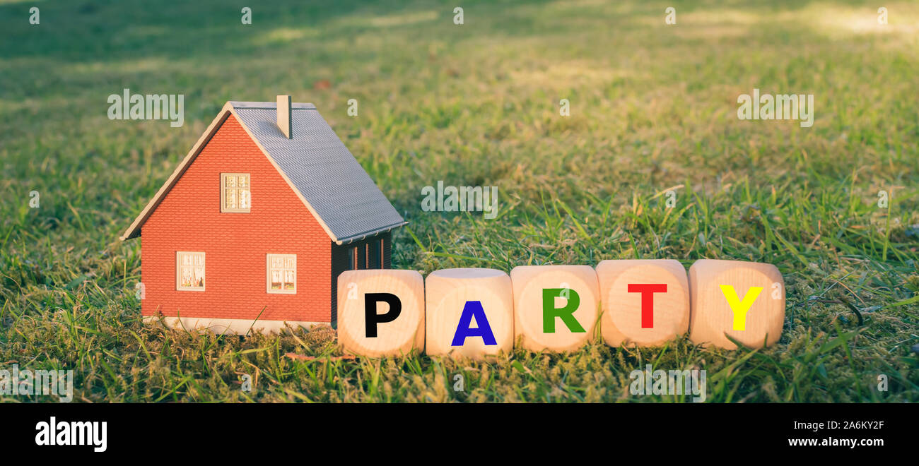 Un modello di casa di cubi e formare l'espressione 'house party" Foto Stock
