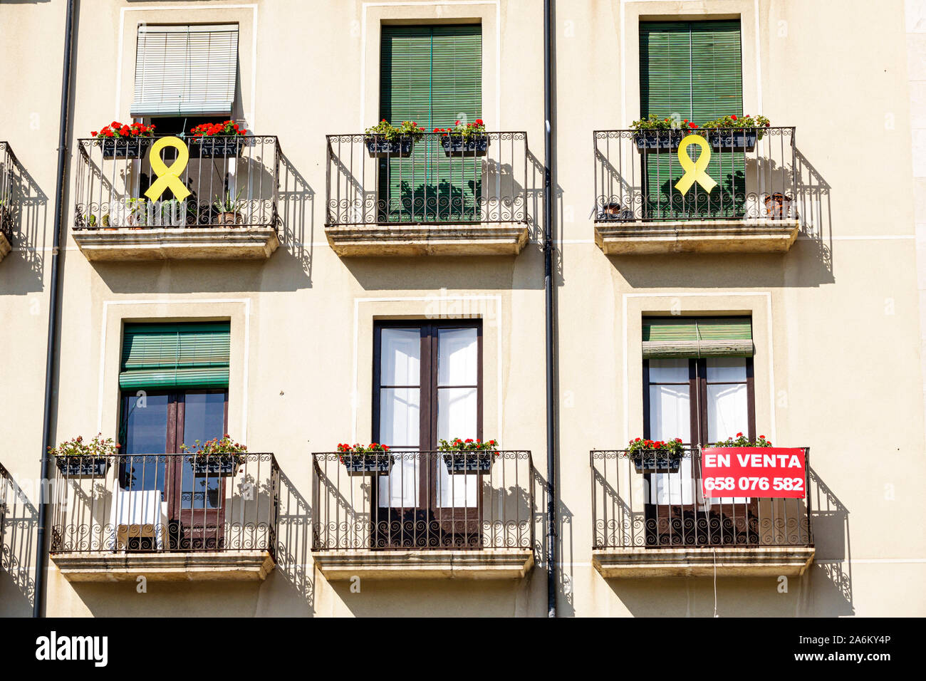 Tarragona Spagna Ispanico Catalogna Rambla Nova, costruzione di appartamenti, in vendita, cartello, balcone, nastro giallo, prigionieri politici protesta simbolo, indizio catalano Foto Stock