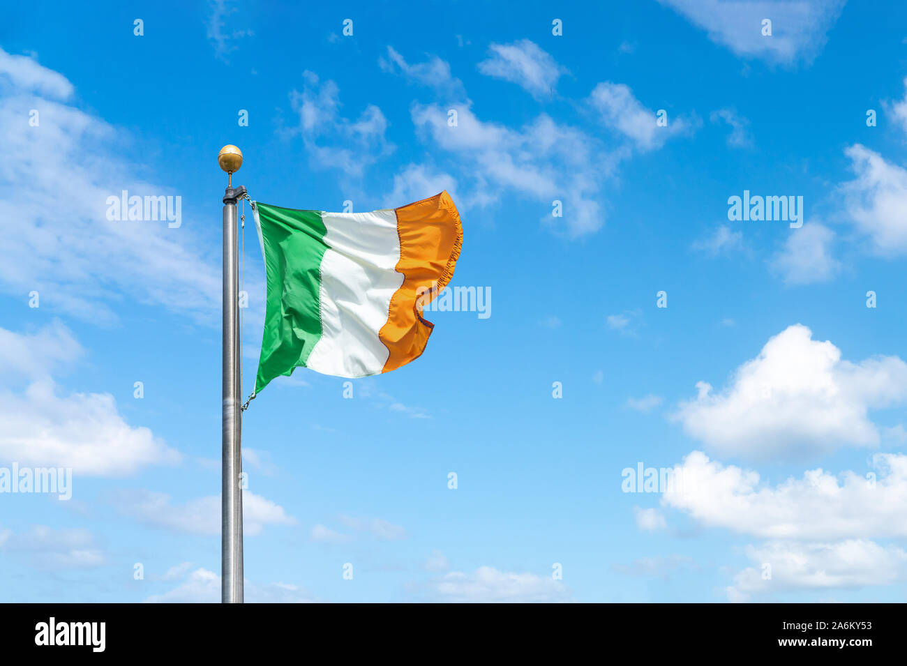Tricolore irlandese battenti in pieno sole contro sky Foto Stock