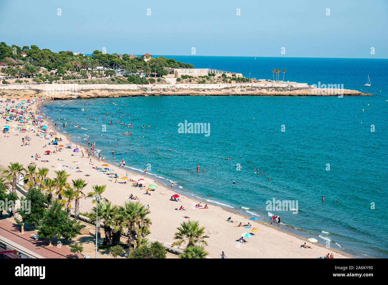 Tarragona Spagna Ispanico Catalogna Mediterraneo mare, punto panoramico, Platja del Miracle, spiaggia, solarium, ES190825129 Foto Stock