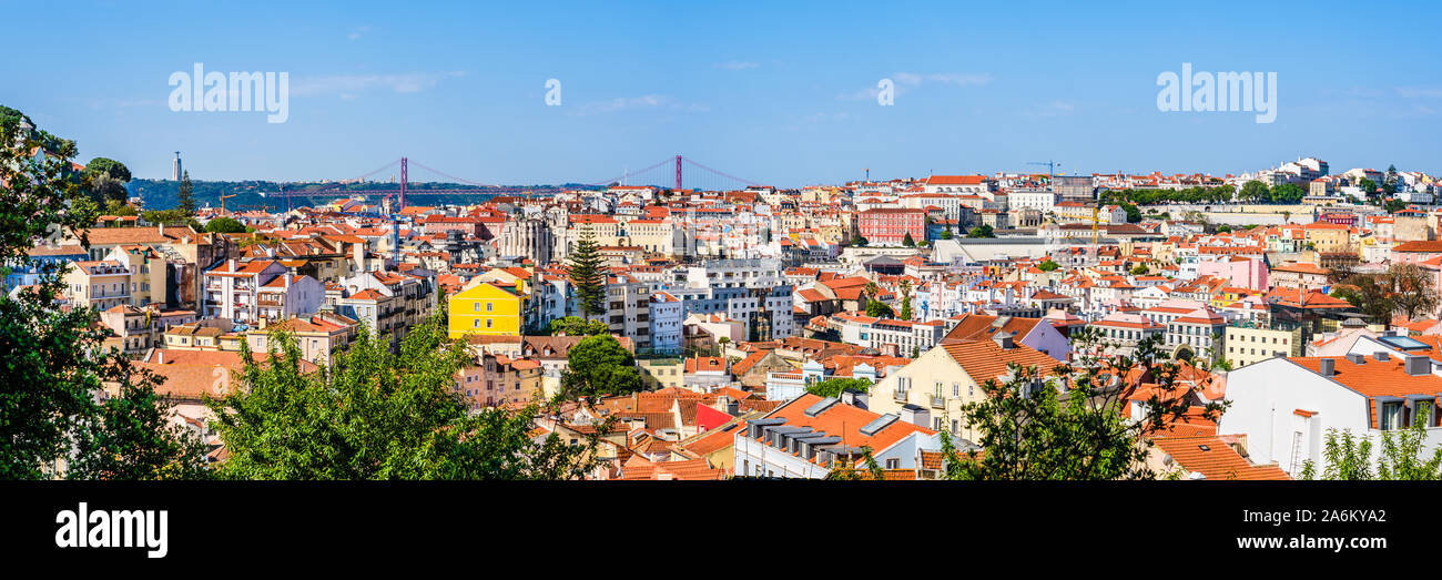 Lisbona, Portogallo: vista panoramica della città vecchia, il 24 aprile Bridge e la statua di Cristo all'orizzonte Foto Stock