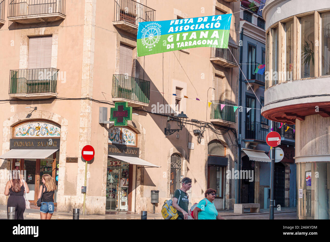 Tarragona Spagna,Latino latino ispanico,Catalogna Catalunya,parte alta,quartiere storico,Plaza de la Fuente,Placa de la Font,piazza pubblica,Farmacia Salaz Foto Stock