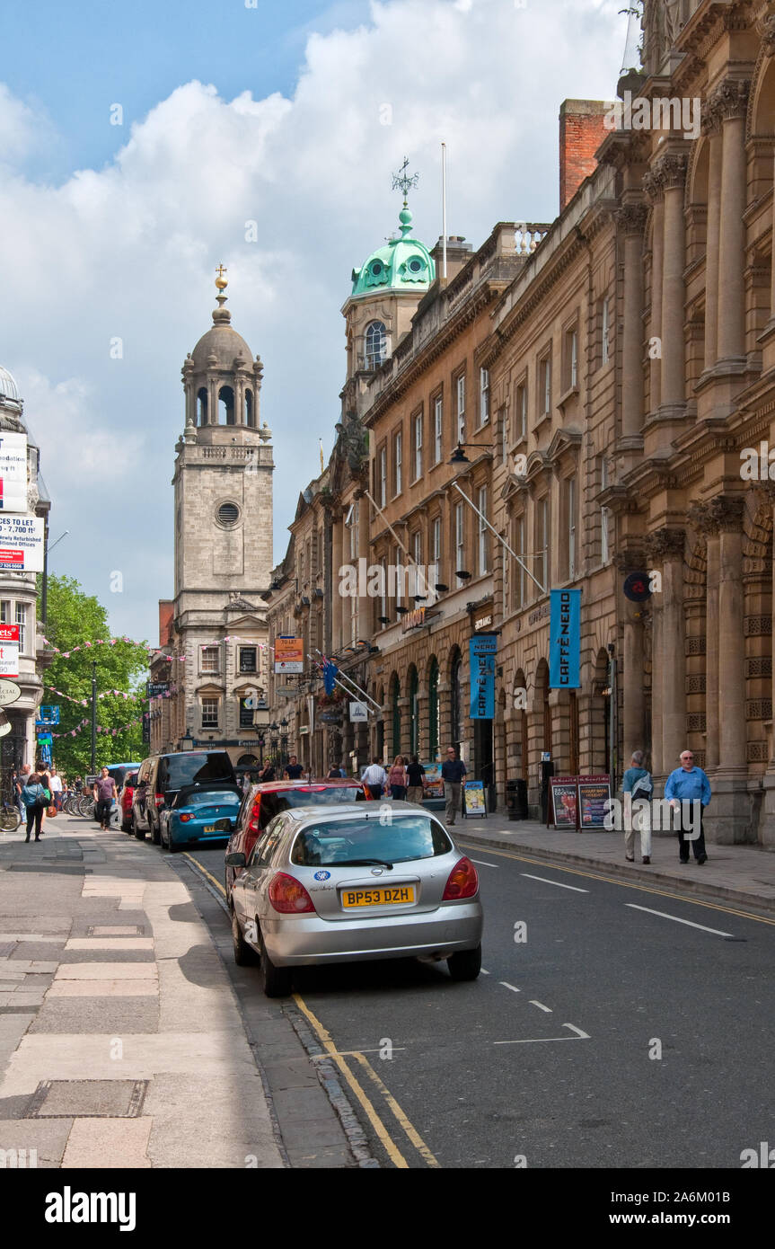 Vista lungo la strada di mais di Bristol. Torre della chiesa di Tutti i Santi in background. In Inghilterra. Foto Stock