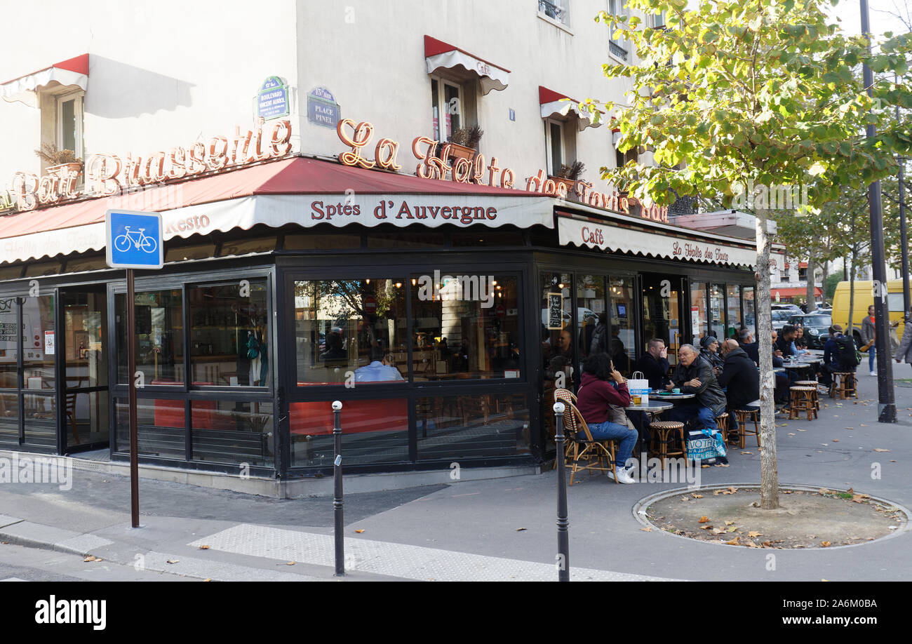 La Halte des taxi è in stile tradizionale francese cafe si trova nel XIII quartiere di Parigi, Francia. Foto Stock