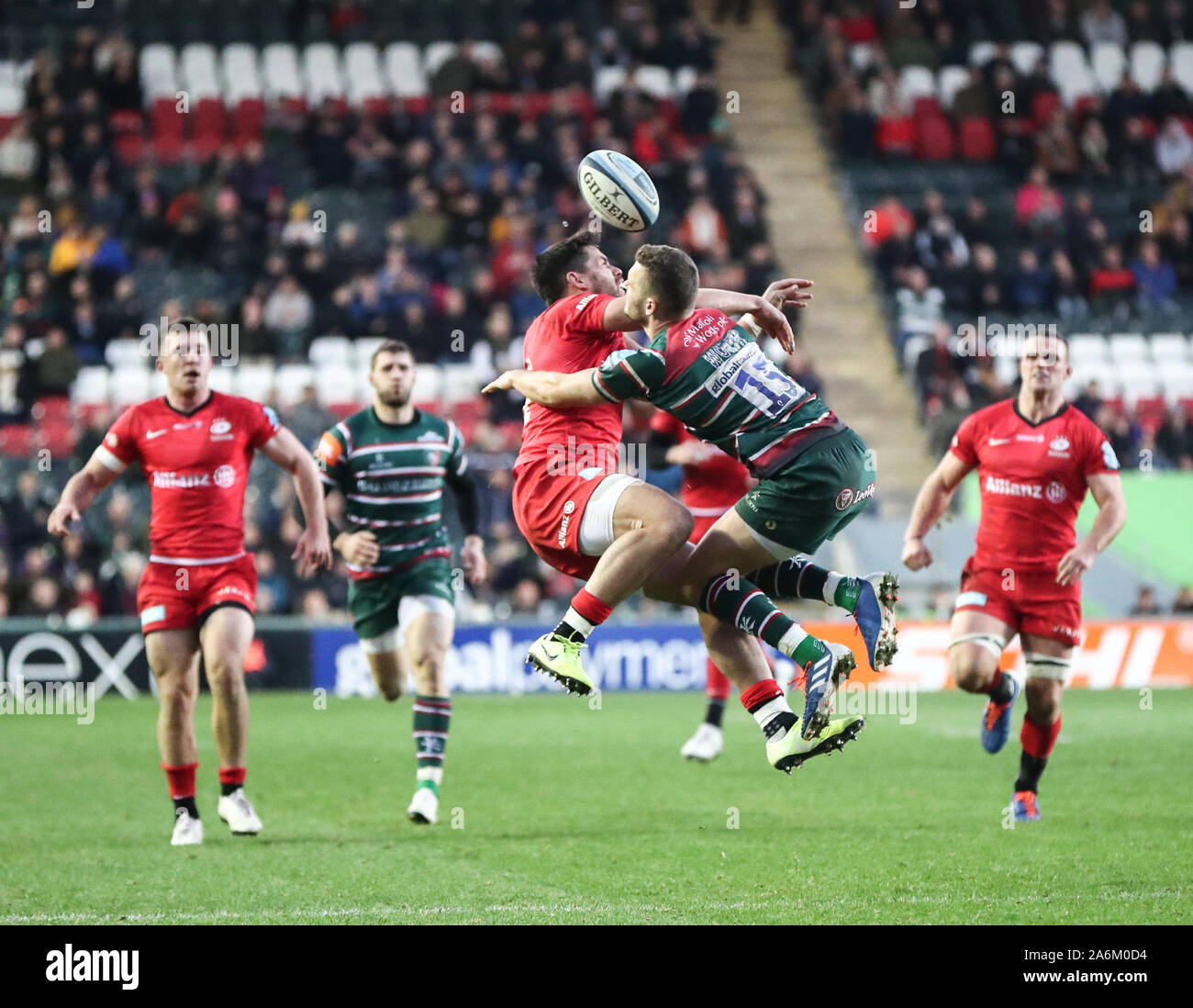 Leicester, Regno Unito. 27 ott 2019. Premiership Inglese Rugby, tigri contro i Saraceni; George che vale la pena di tigri e Sean Maitland dei Saraceni sfida per un'antenna ball - Editoriale usare carte di credito: Azione Plus immagini di sport/Alamy Live News Foto Stock