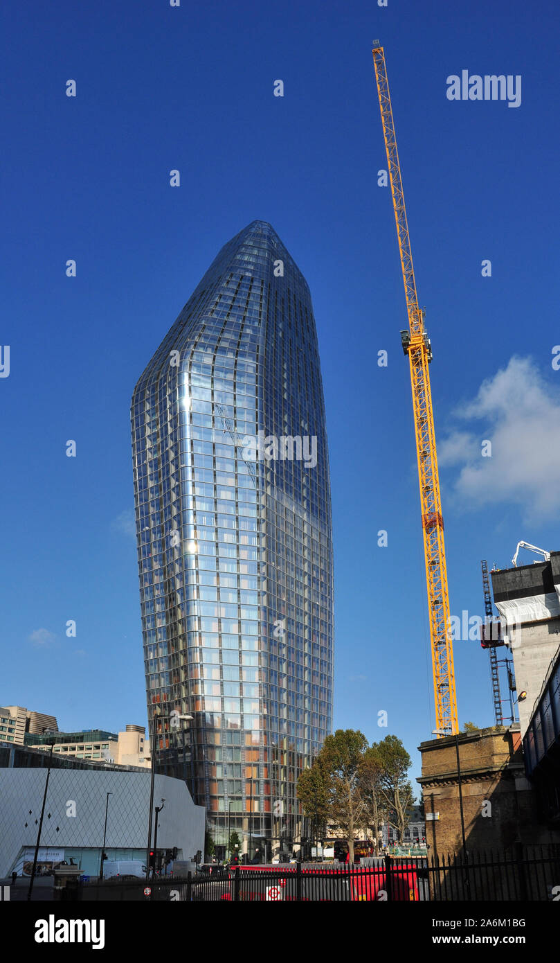 Lavori di costruzione attorno a "uno Blackfriars' un impiego misto a torre, Blackfriars Road, London, England, Regno Unito Foto Stock