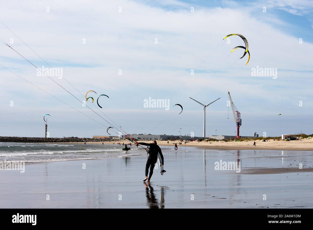 Corsi di Kite Surf uomo movimentazione, altri kitesurfisti sullo sfondo, in Praia do Cabedelo, Viana do Casteo, Minho, Portogallo, Europa Foto Stock