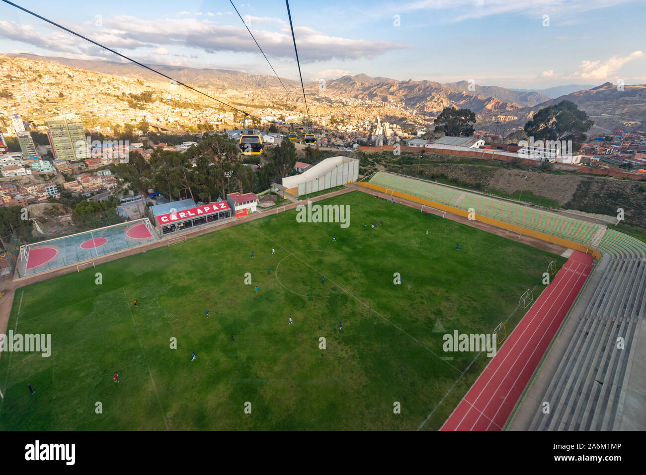 Vedute panoramiche di La Paz città dal giallo Skytrain/linea della Cabinovia (Mi) Teleferico Boliviano della Cordigliera delle Ande Paesaggi Urbani Foto Stock
