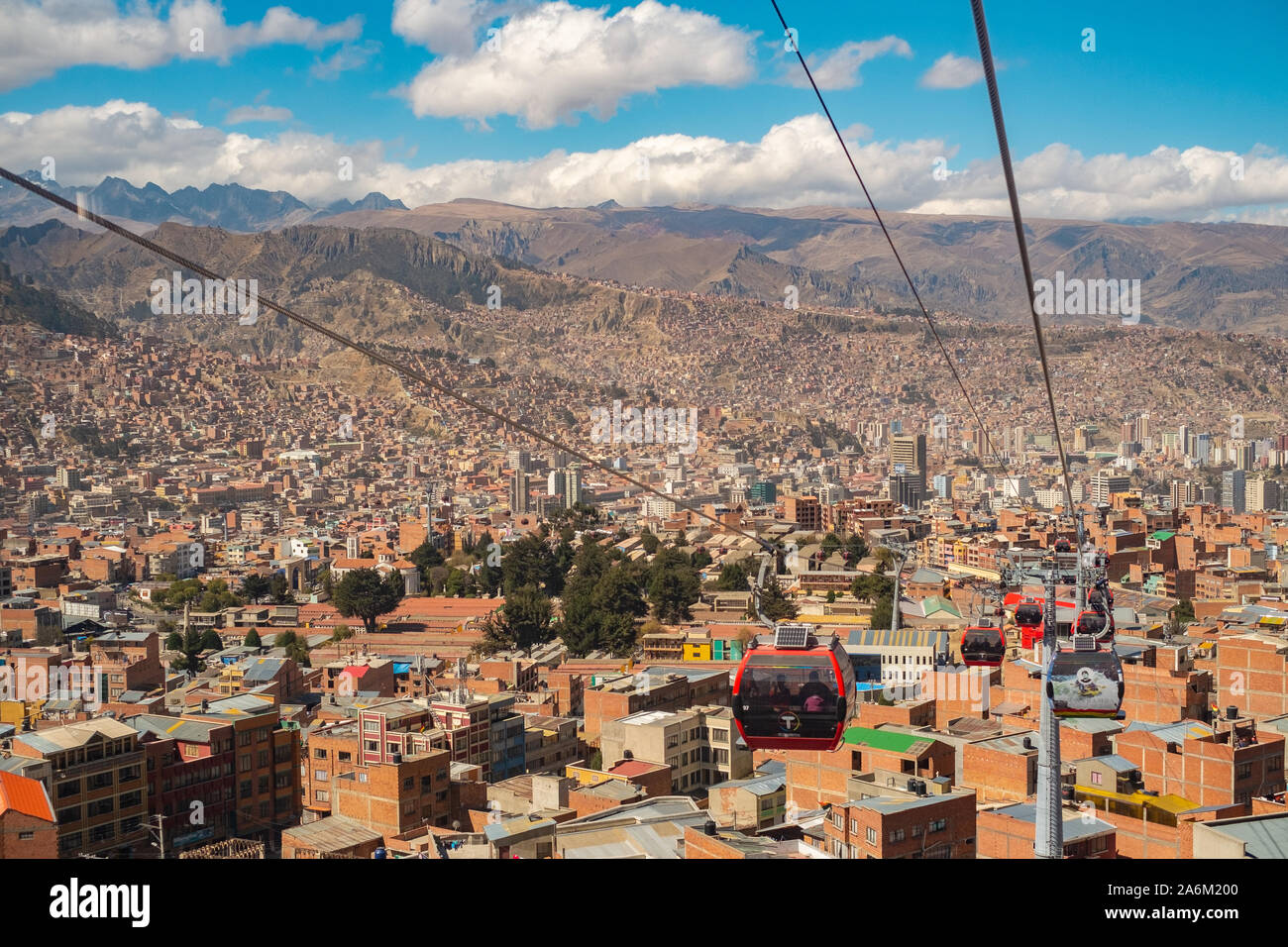 Vedute panoramiche di La Paz città dal Red Skytrain/linea della Cabinovia (Mi) Teleferico Boliviano della Cordigliera delle Ande Paesaggi Urbani Foto Stock